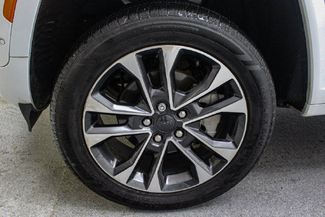 Used 2023 Jeep Grand Cherokee Overland AWD/4WD image 30