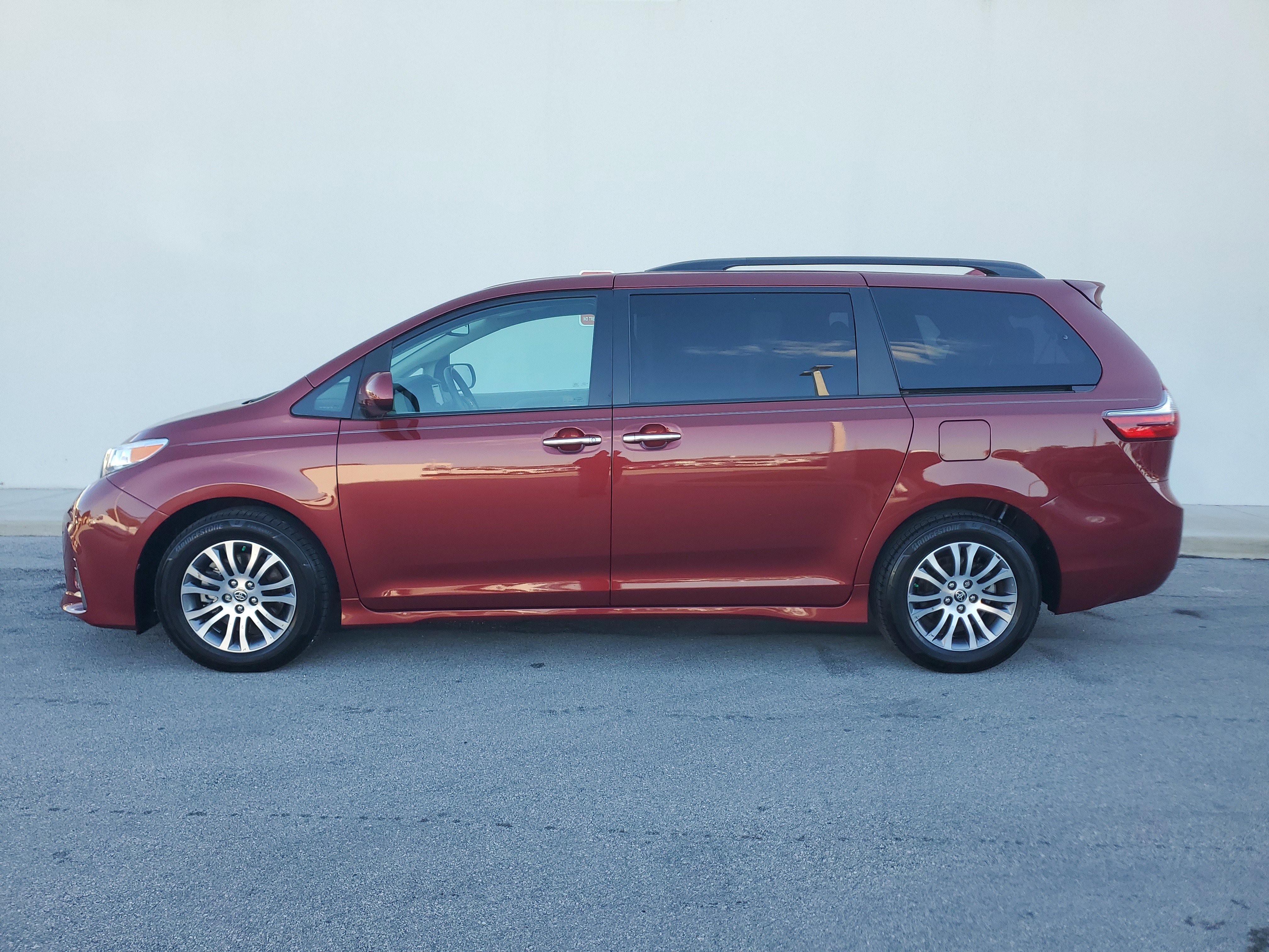 Used 2020 Toyota Sienna XLE image 8