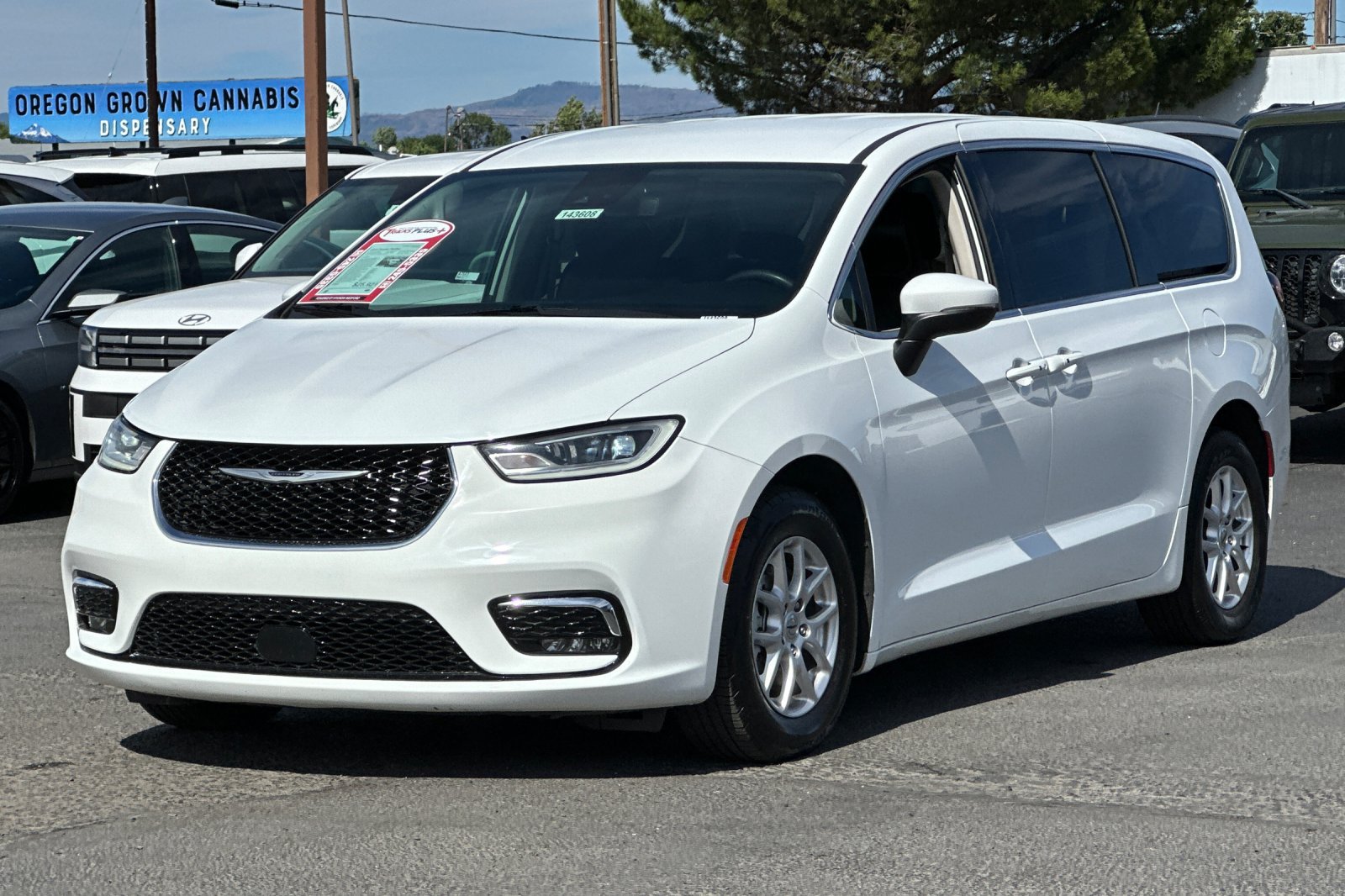 Used 2023 Chrysler Pacifica Touring-L FWD image 8