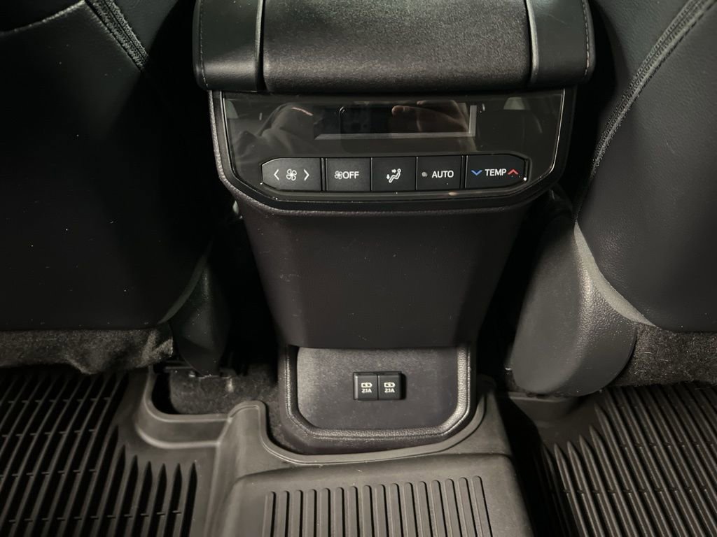 Used 2021 Toyota Highlander XLE image 31
