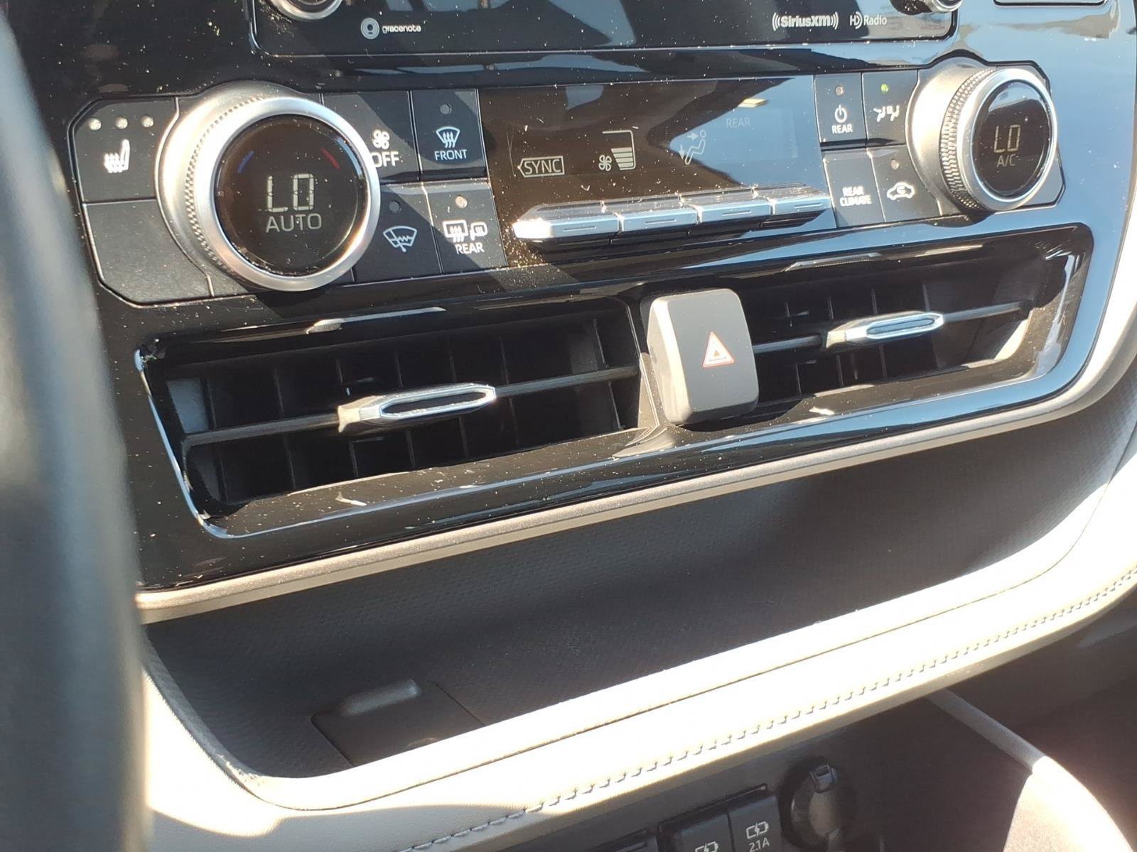 Used 2020 Toyota Highlander XLE AWD/4WD image 20