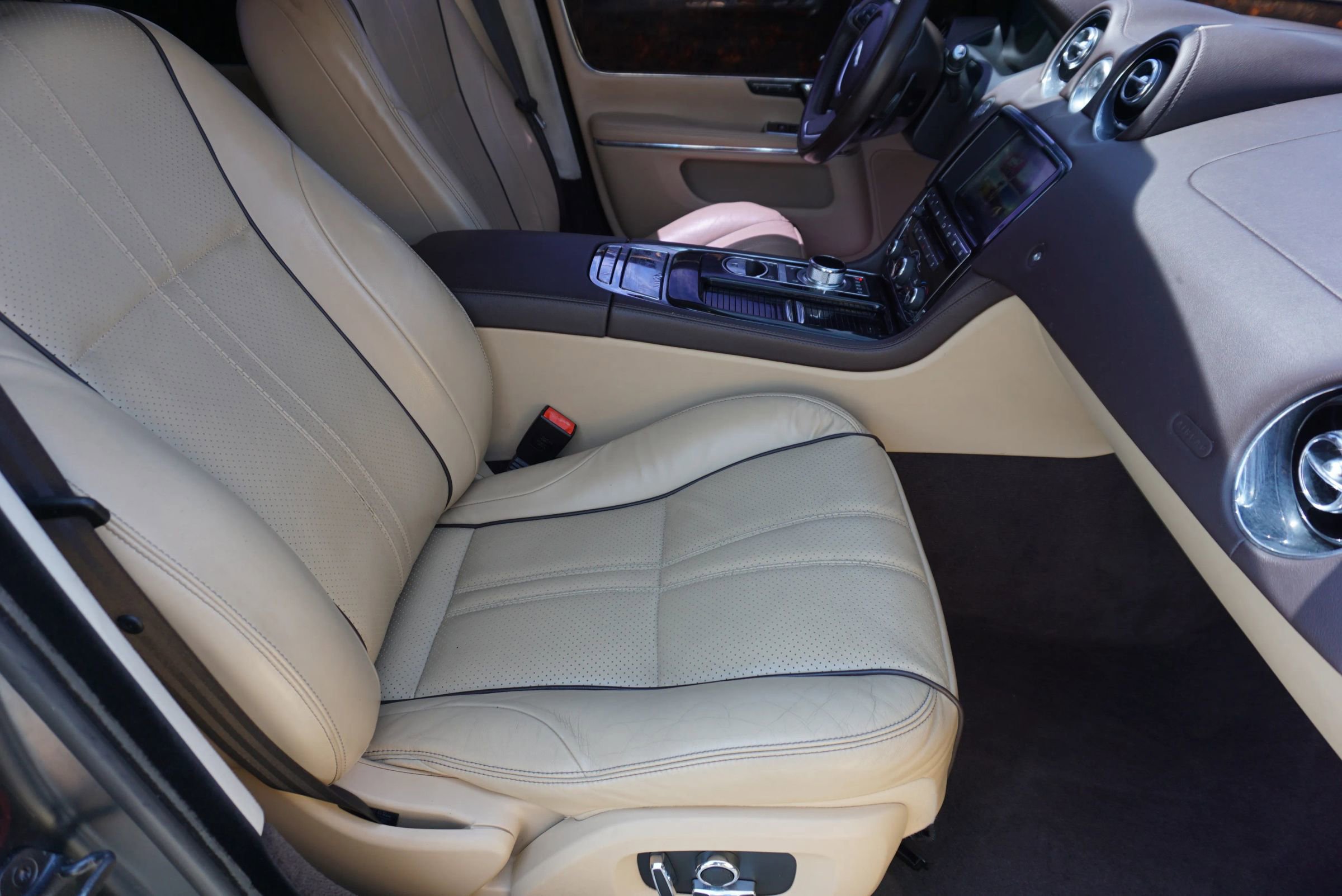 Used 2016 Jaguar XJ R-Sport RWD image 26
