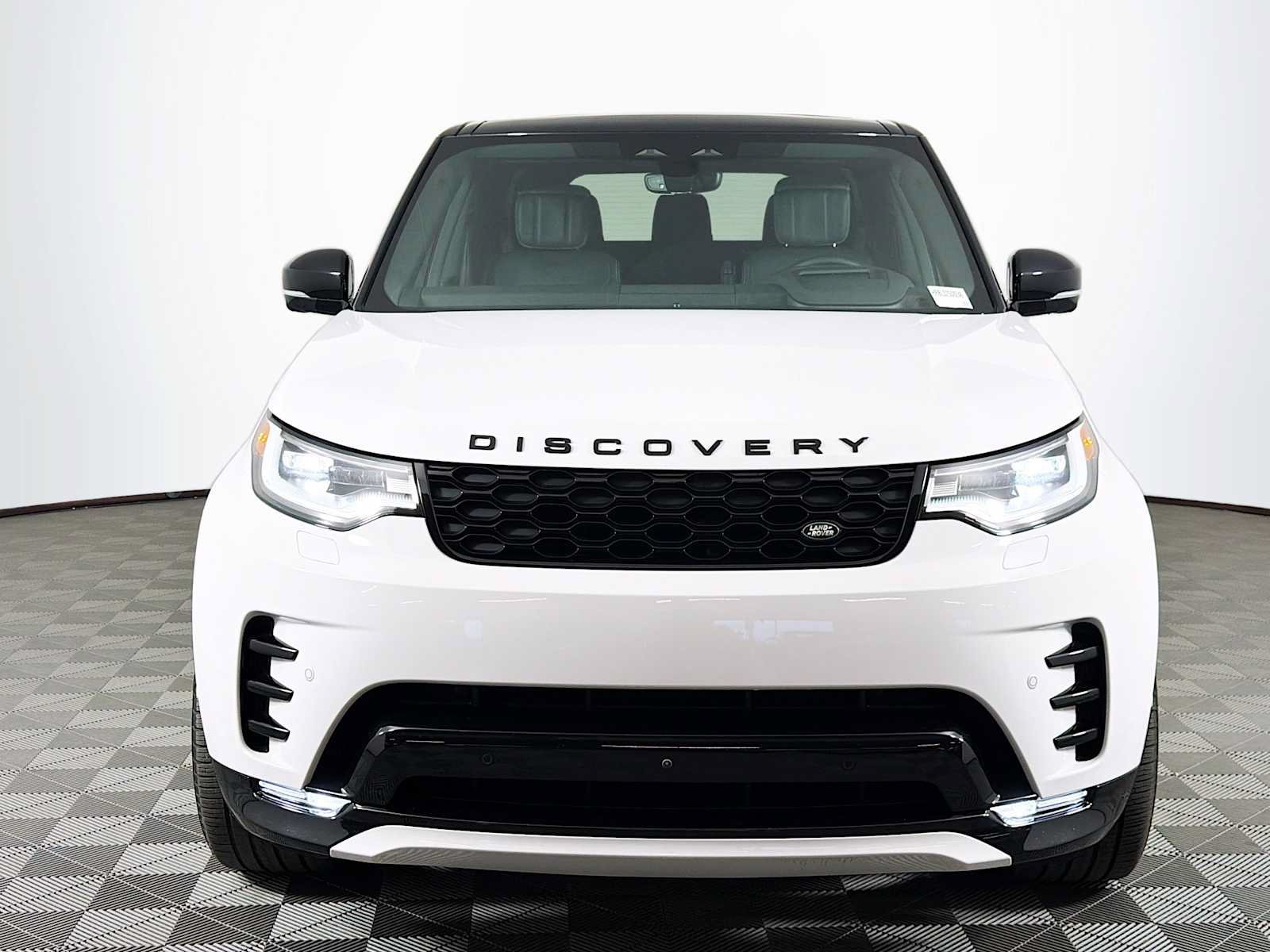 Used 2025 Land Rover Discovery Dynamic SE AWD/4WD image 2