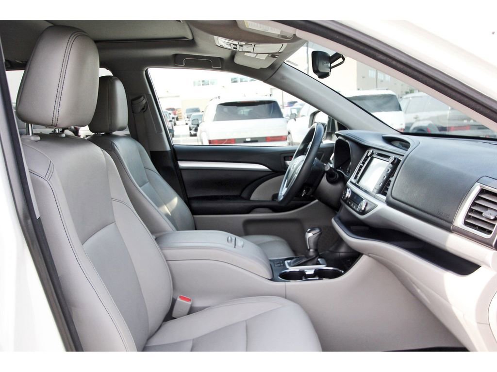 Used 2016 Toyota Highlander XLE FWD image 30