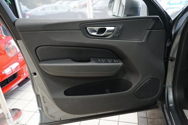 Used 2020 Volvo XC60 T5 Momentum image 24