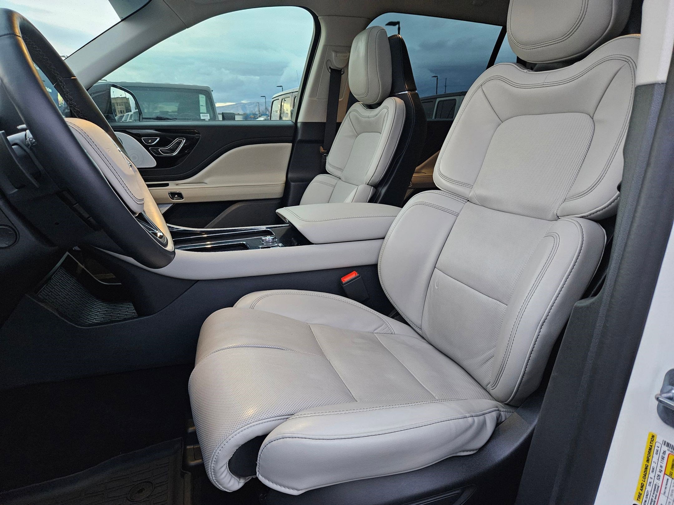 Used 2025 Lincoln Aviator Reserve w/ Equipment Group 201A image 18