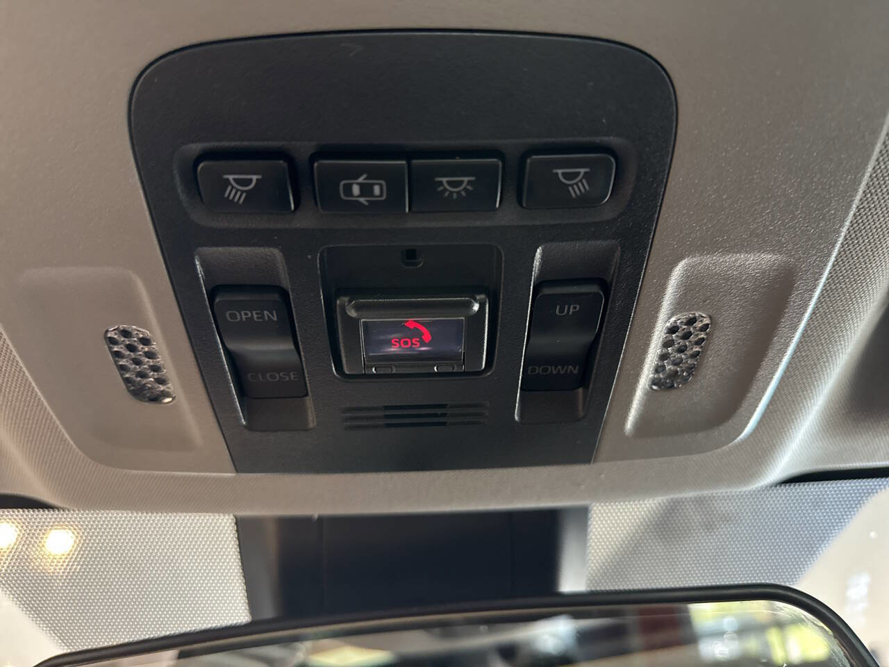 Used 2020 Toyota Camry SE w/ Phone Cable & Charge Package image 23