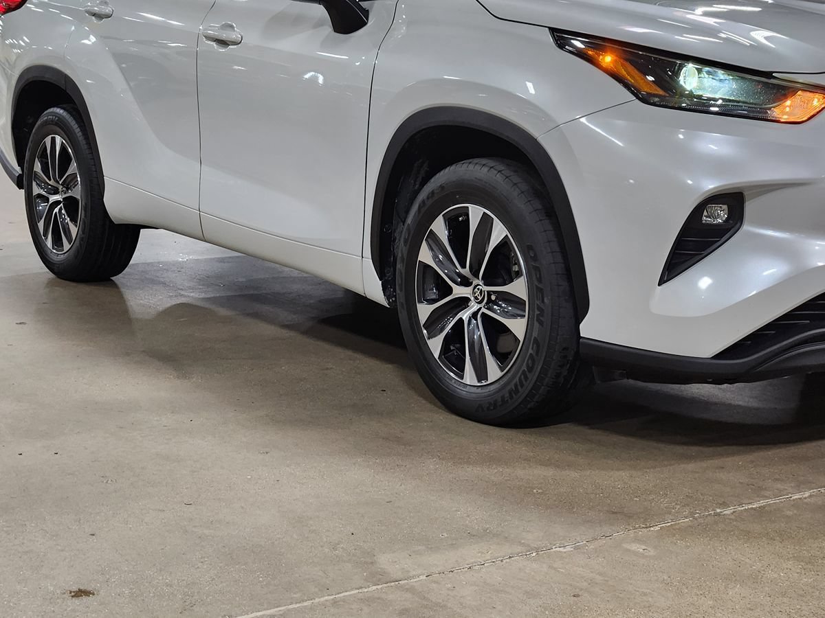 Used 2022 Toyota Highlander XLE FWD image 16