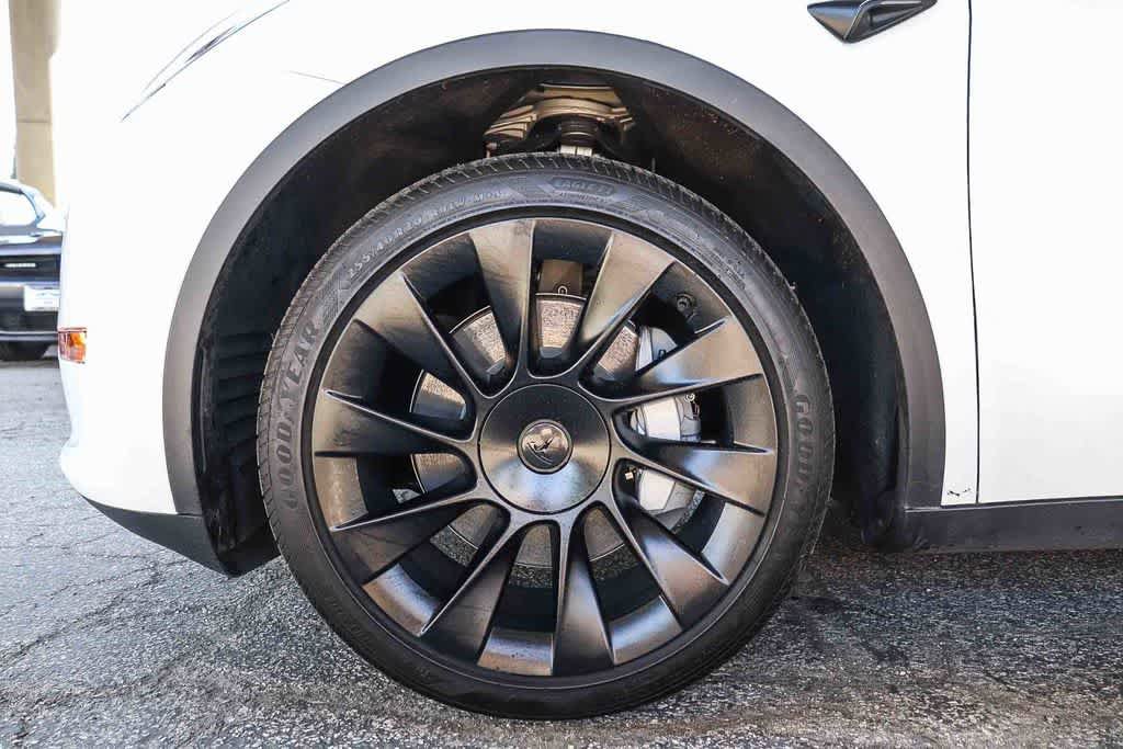 Used 2024 Tesla Model Y 2WD image 11