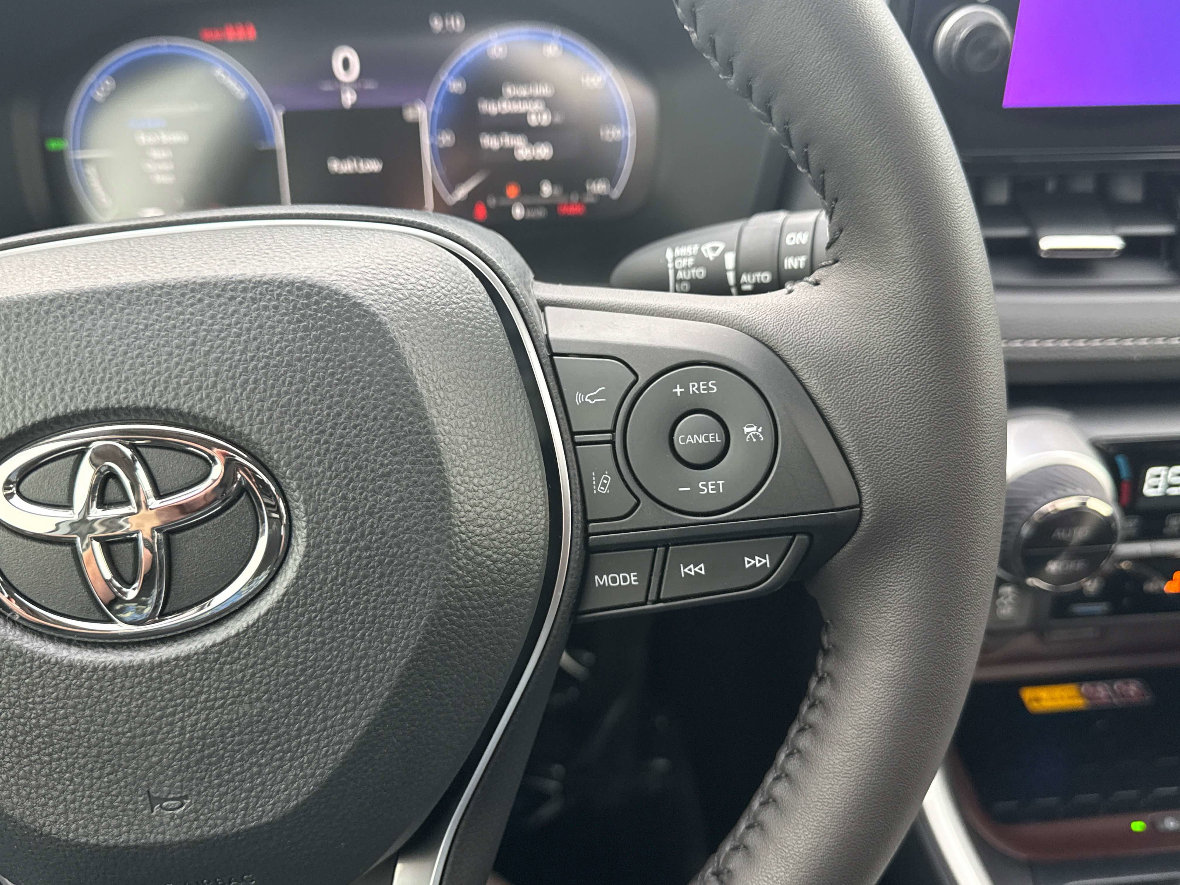 Used 2025 Toyota RAV4 Limited image 27