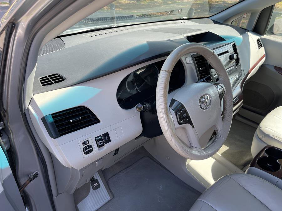 Used 2012 Toyota Sienna XLE w/ Entertainment Pkg FWD image 6