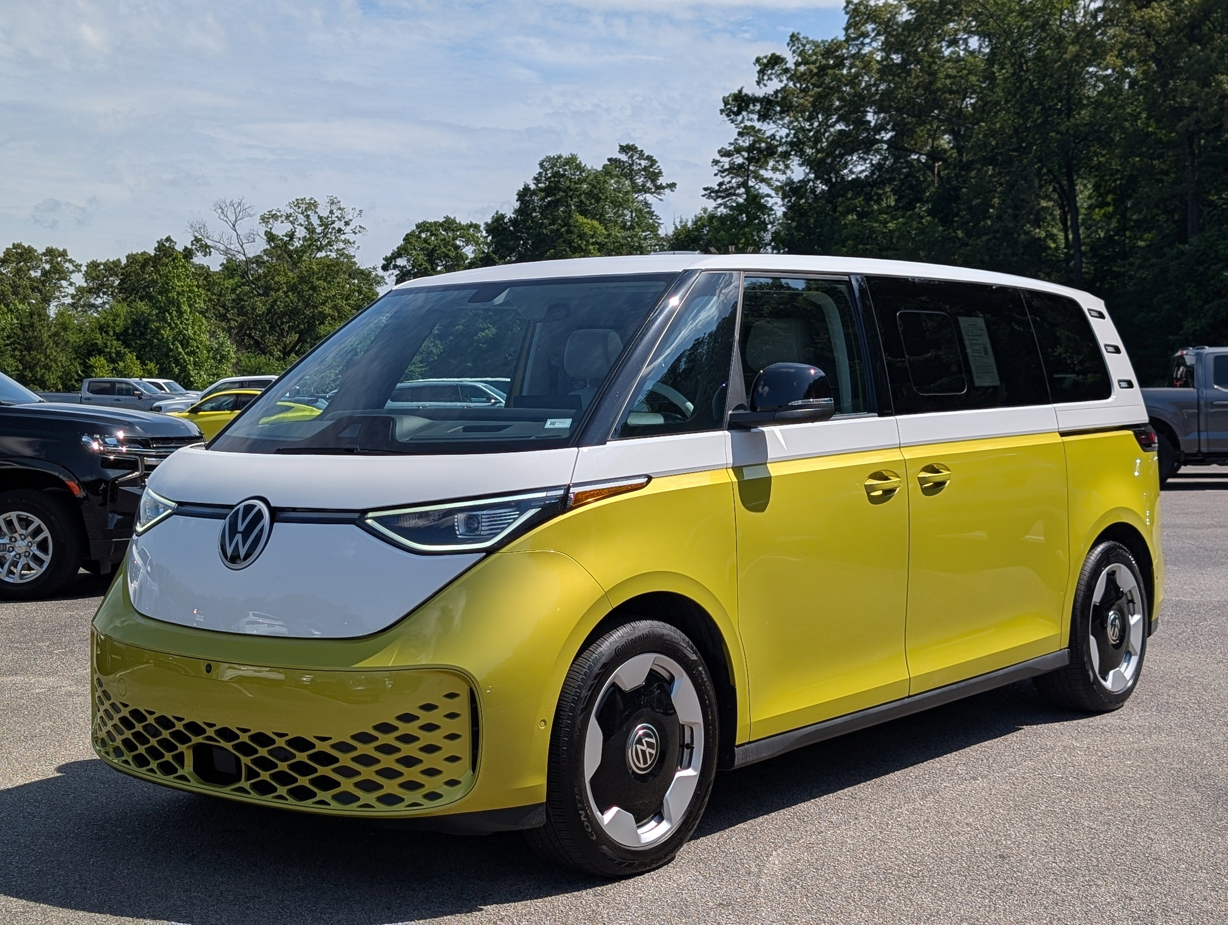 Used 2025 Volkswagen ID. Buzz Pro S Plus RWD image 5