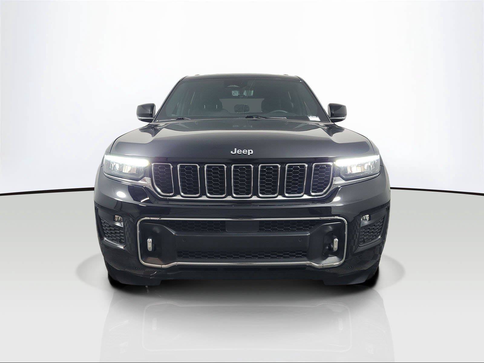 Used 2022 Jeep Grand Cherokee Overland w/ Luxury Tech Group IV AWD/4WD image 2