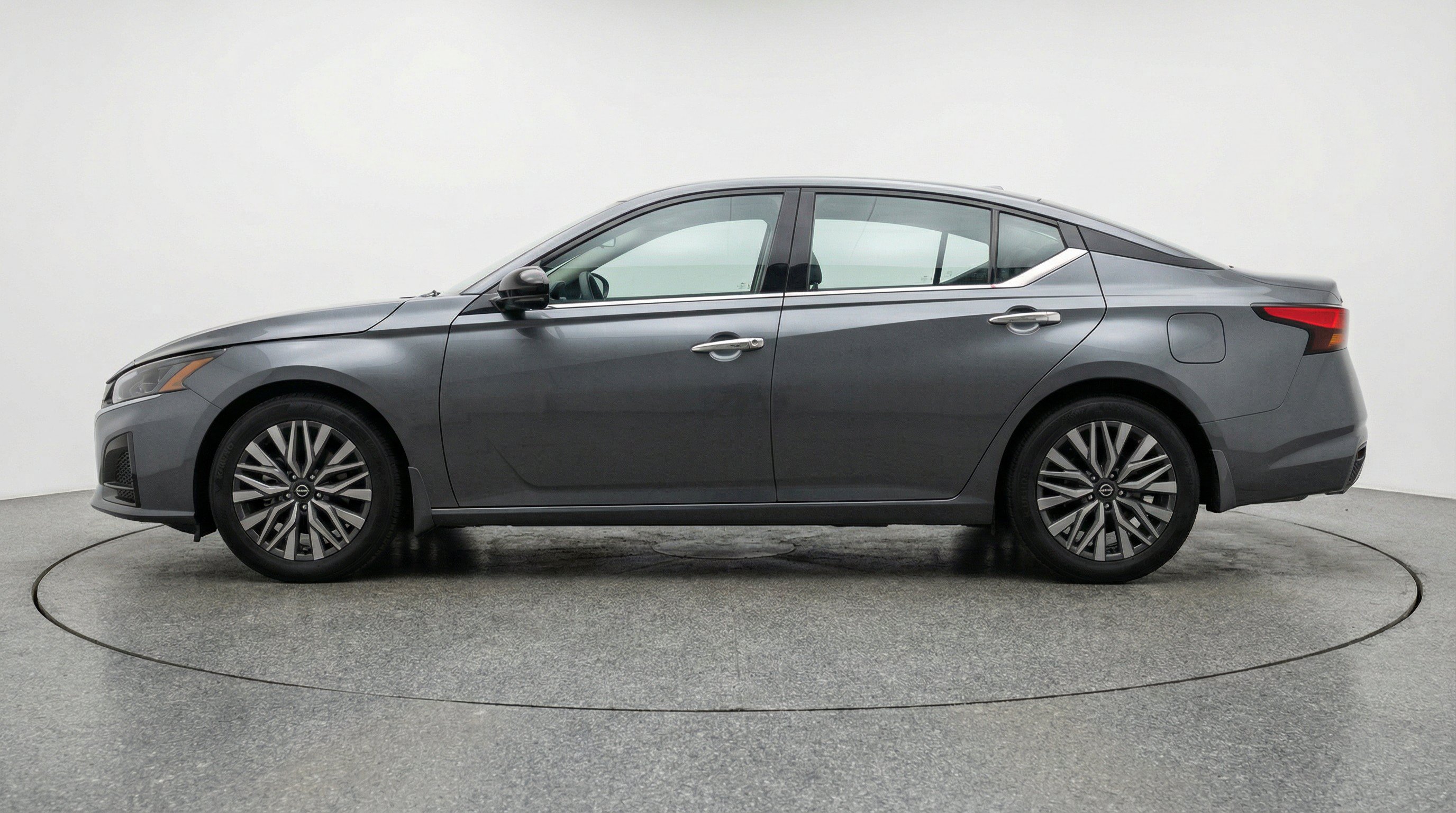 Used 2025 Nissan Altima 2.5 SV FWD image 5
