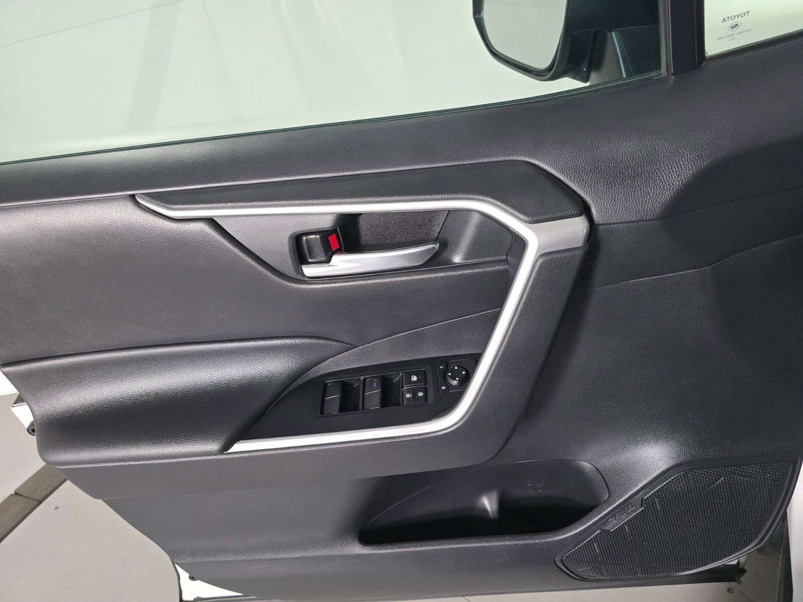 Used 2020 Toyota RAV4 XLE w/ Carpet Mat Package image 36