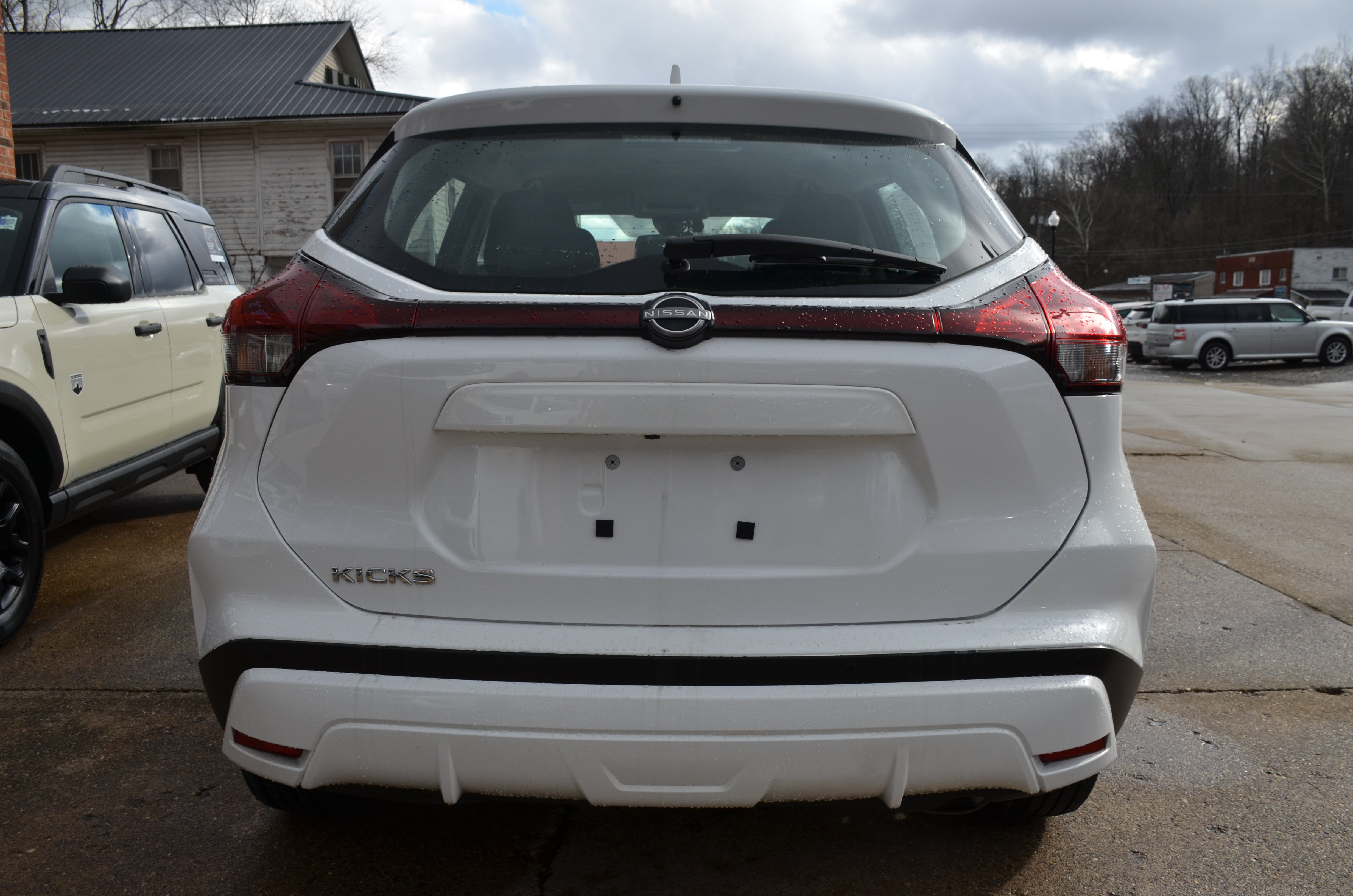 Used 2022 Nissan Kicks S FWD image 5