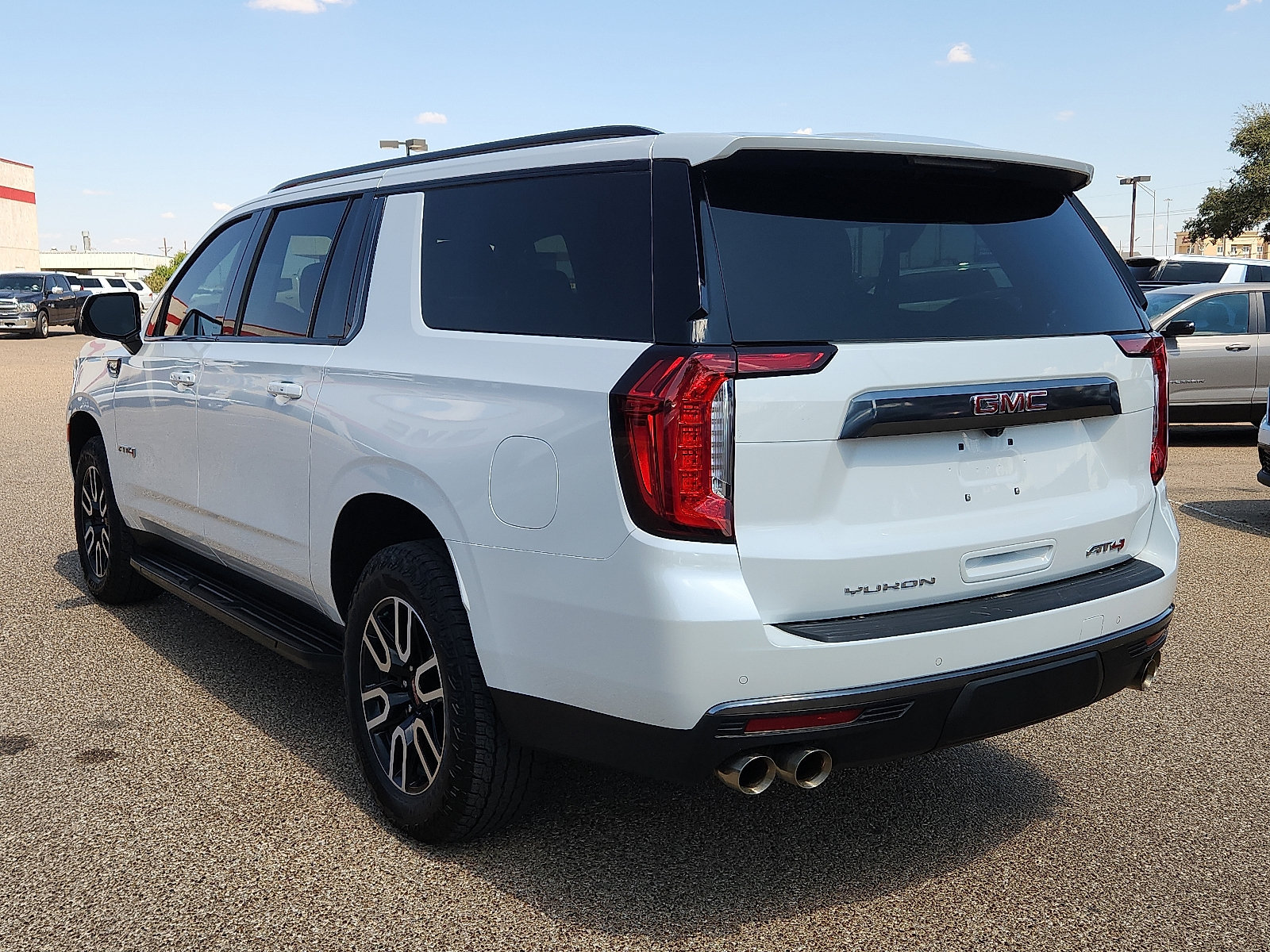 Used 2023 GMC Yukon XL AT4 w/ Technology Package AWD/4WD image 3