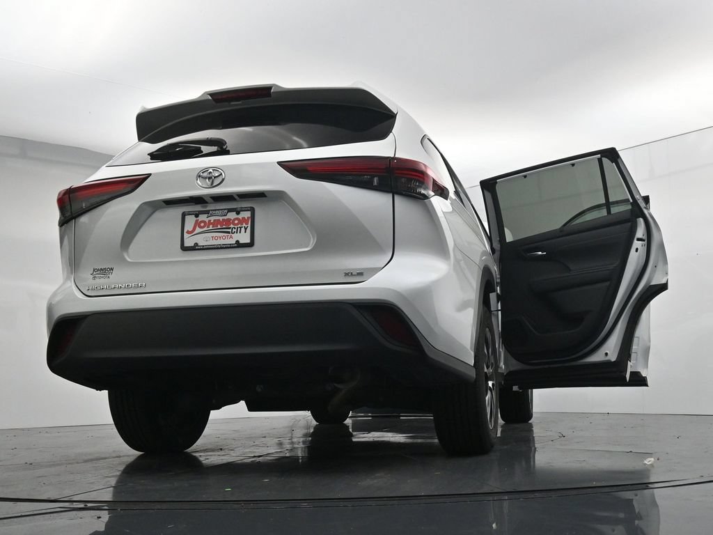 Used 2024 Toyota Highlander XLE FWD image 44