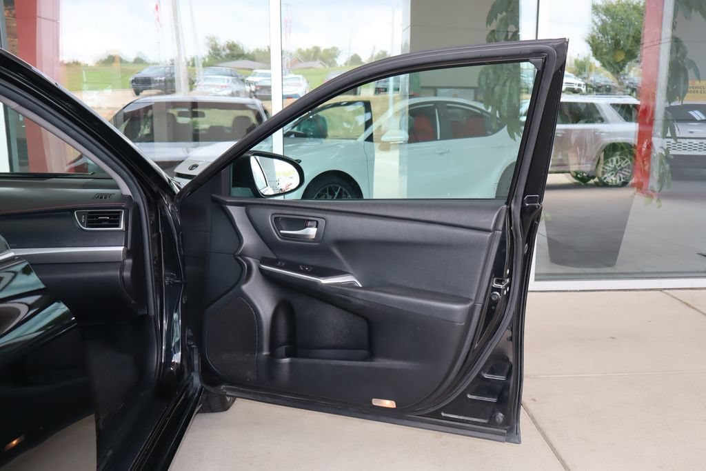 Used 2015 Toyota Camry SE FWD image 34