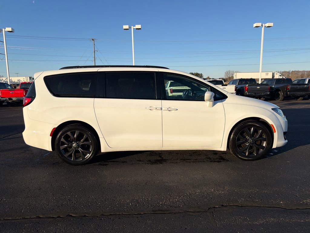 Used 2019 Chrysler Pacifica Touring-L w/ S Appearance Package image 6