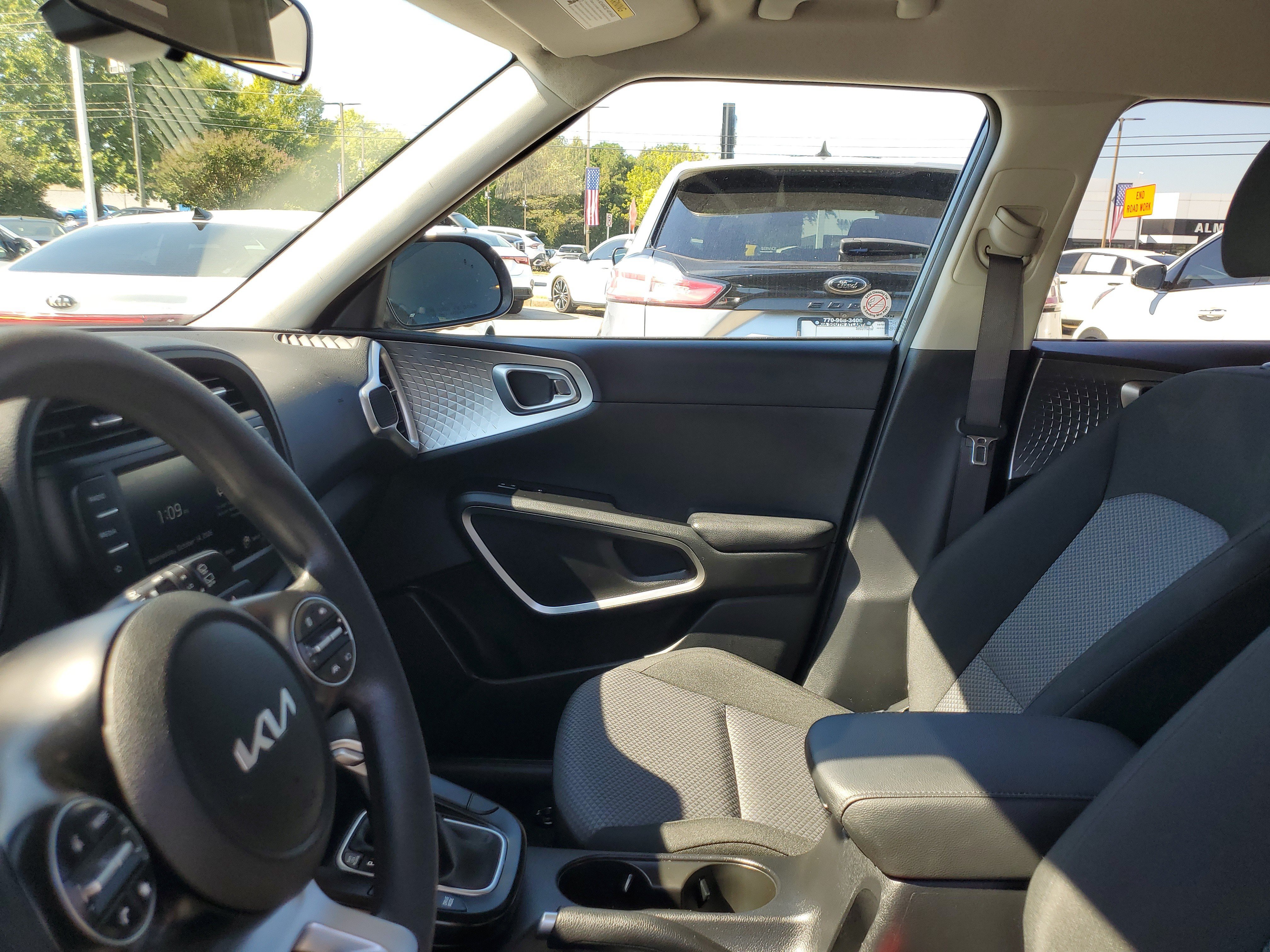 Used 2025 Kia Soul LX w/ LX Technology Package FWD image 17