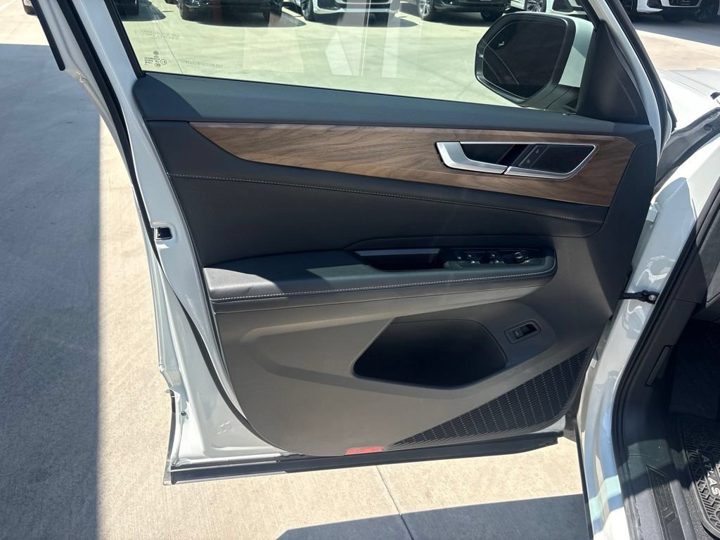Used 2025 Volkswagen Atlas SE w/ Panoramic Sunroof Package FWD image 10