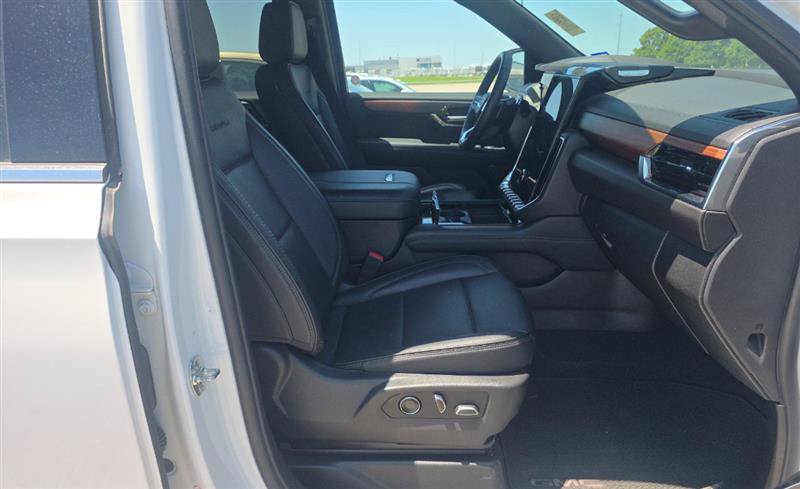 Used 2025 GMC Yukon XL Denali AWD/4WD image 7