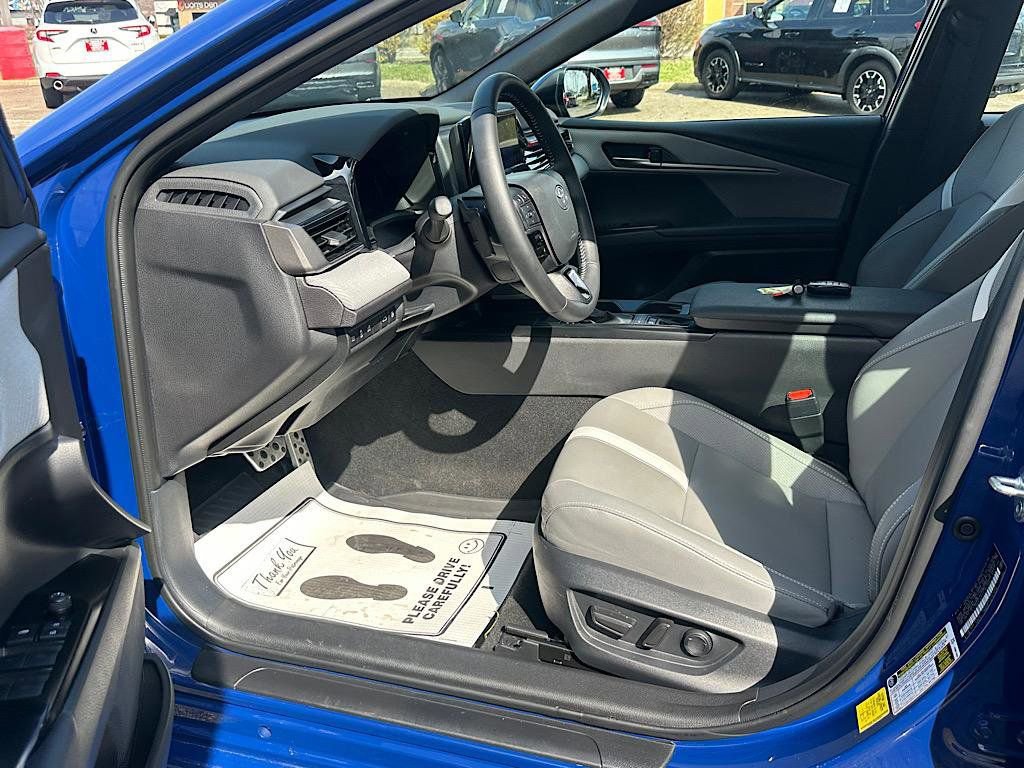 Certified 2025 Toyota Camry SE w/ Convenience Package image 12