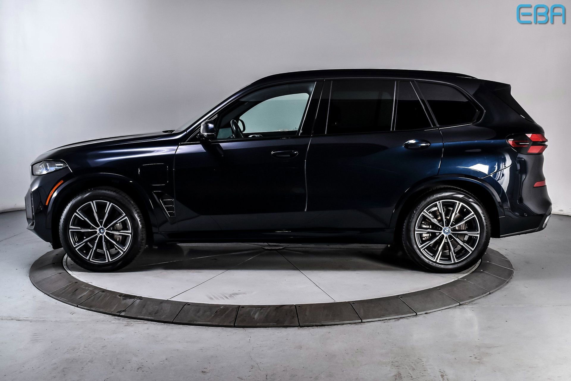 Used 2025 BMW X5 xDrive50e w/ M Sport Package AWD/4WD image 3
