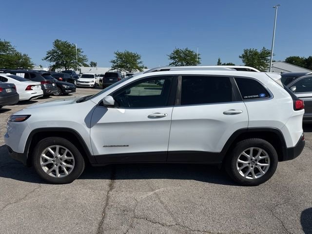 Used 2017 Jeep Cherokee Latitude w/ Cold Weather Group AWD/4WD image 3