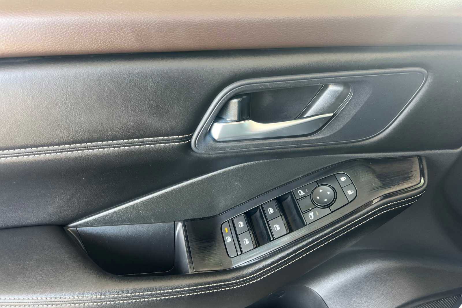 Used 2023 Nissan Rogue SV w/ SV Premium B Package image 10