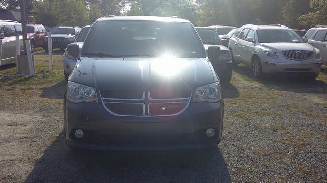 Used 2019 Dodge Grand Caravan SXT image 2