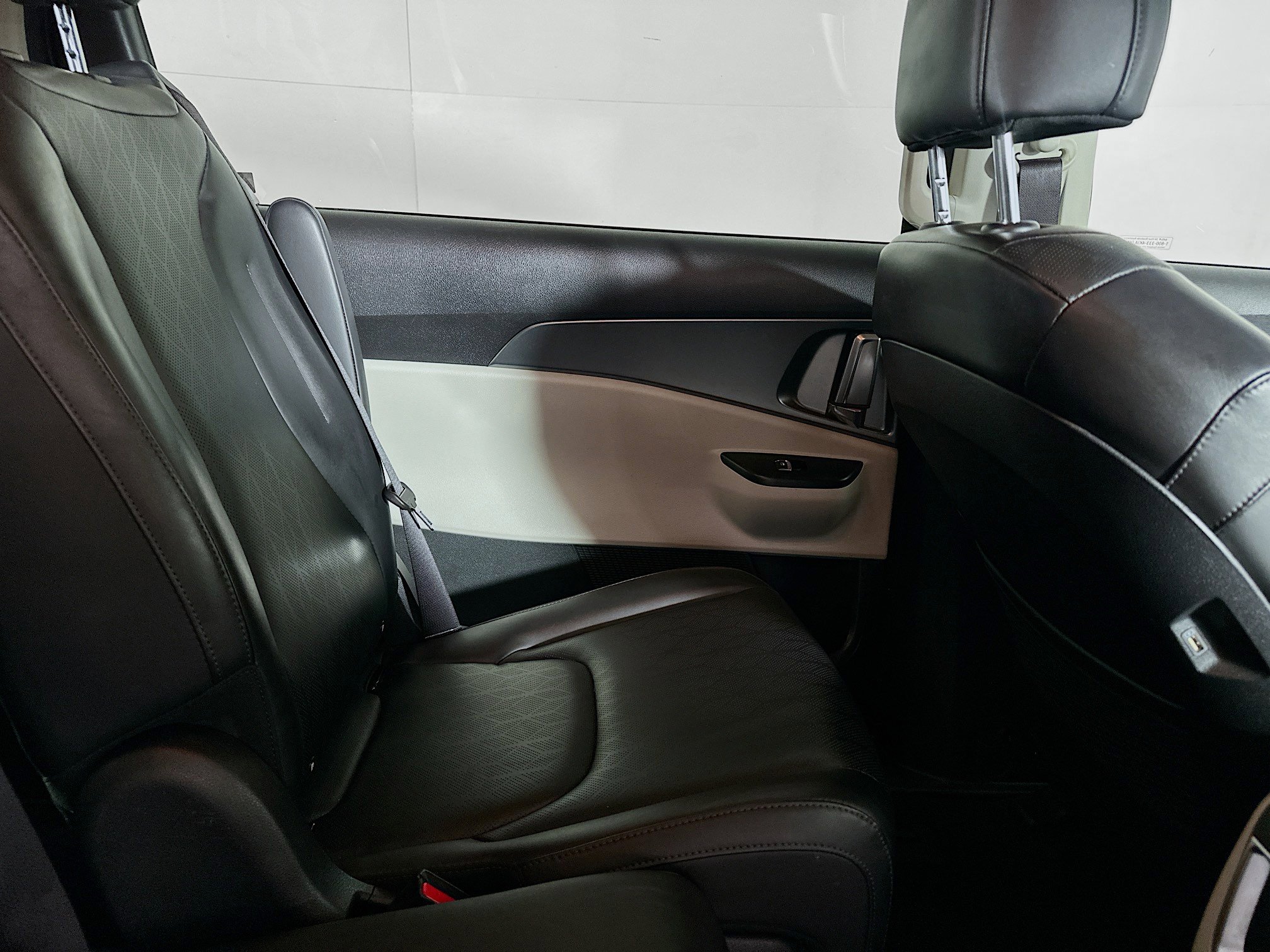 Used 2024 Kia Carnival LX image 31