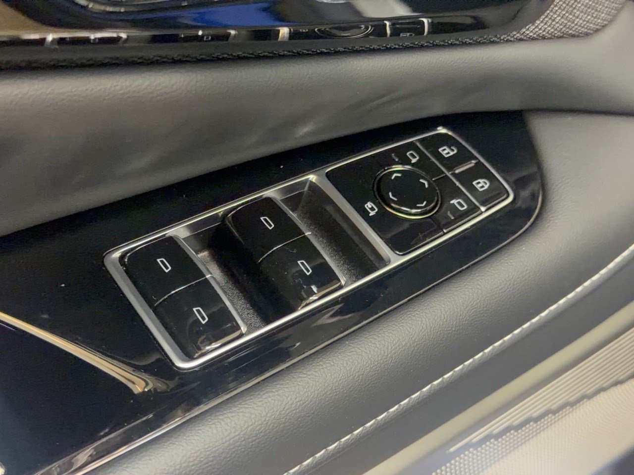 New 2027 Cadillac Optiq V w/ Deep Ocean Design Edition AWD/4WD image 15
