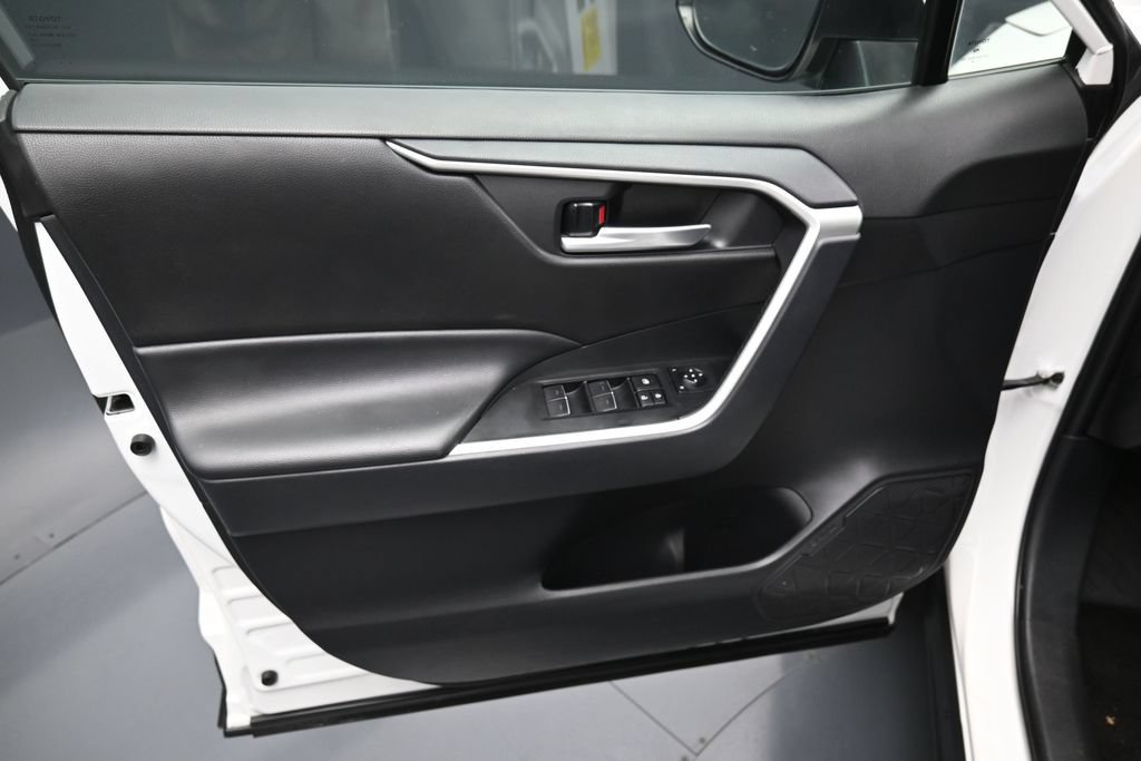 Used 2025 Toyota RAV4 XLE AWD/4WD image 11