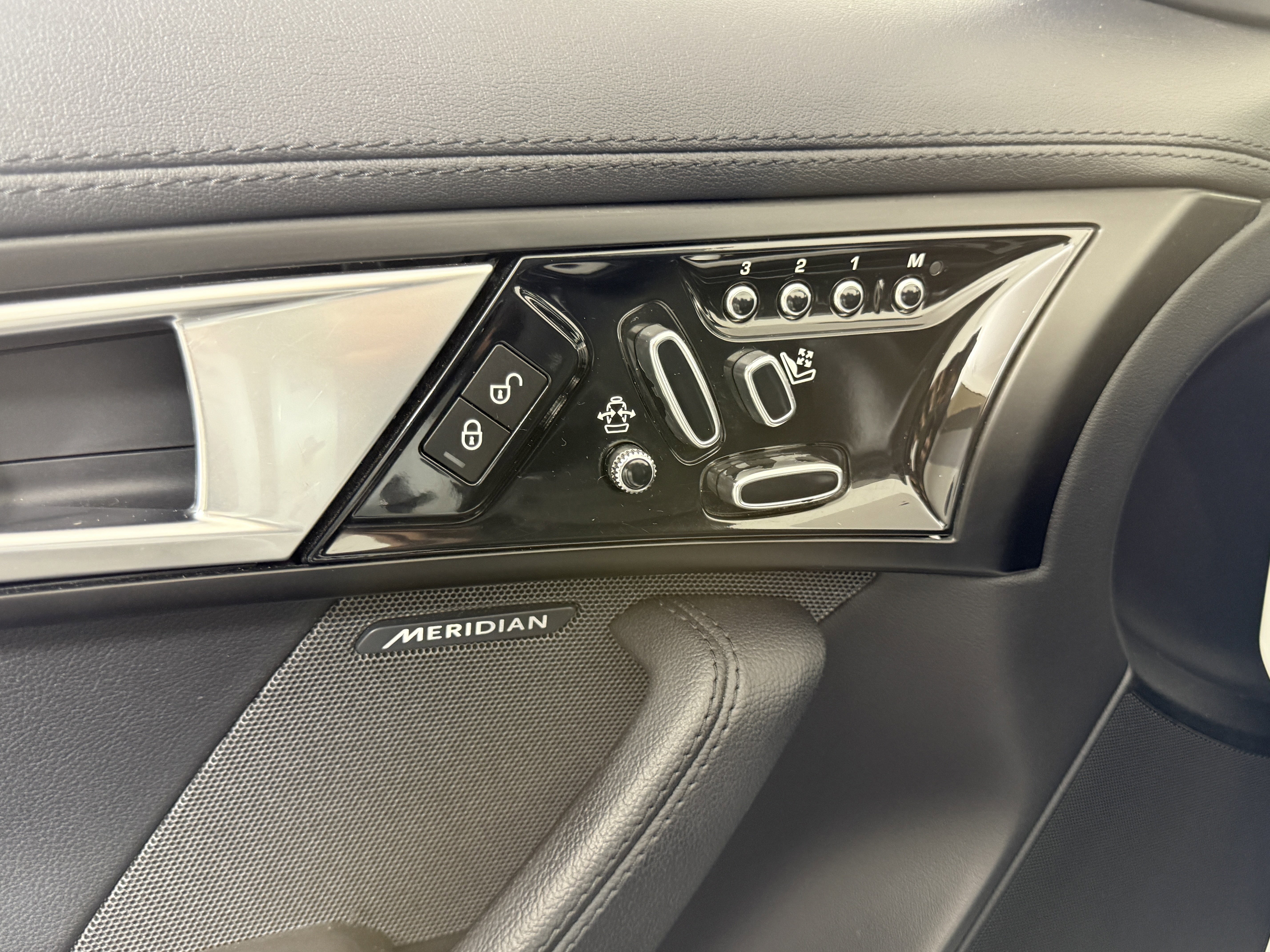 Used 2015 Jaguar F-TYPE S image 13