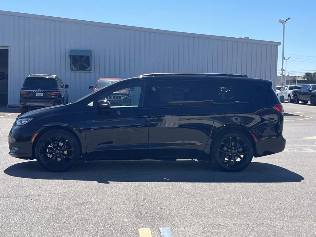 New 2026 Chrysler Pacifica Select w/ S Appearance Package image 2