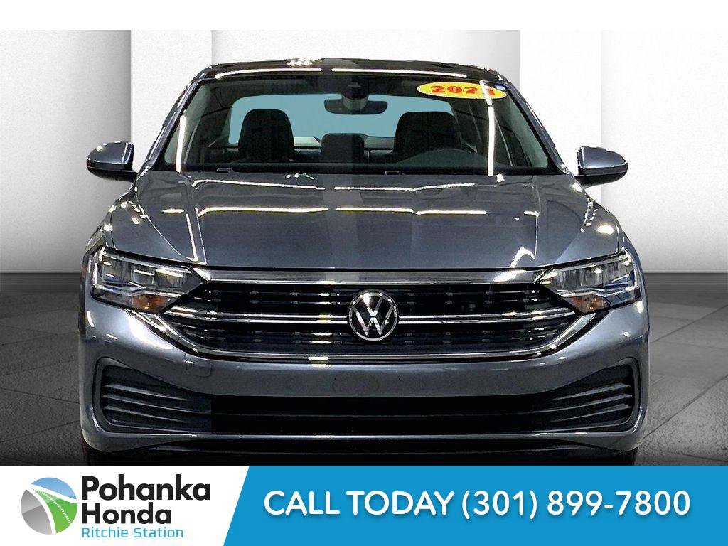 Used 2023 Volkswagen Jetta SE image 2