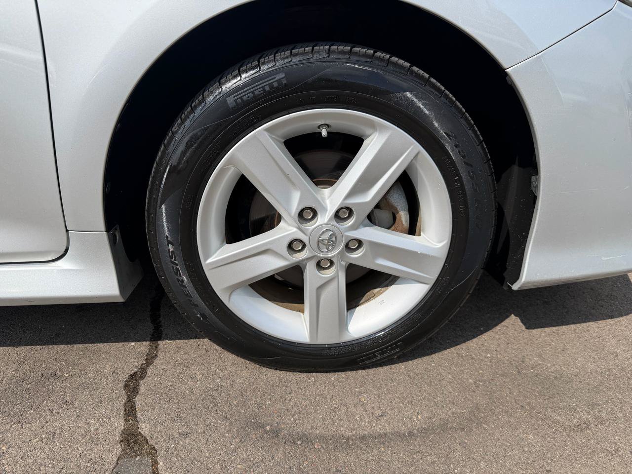 Used 2014 Toyota Camry SE FWD image 11