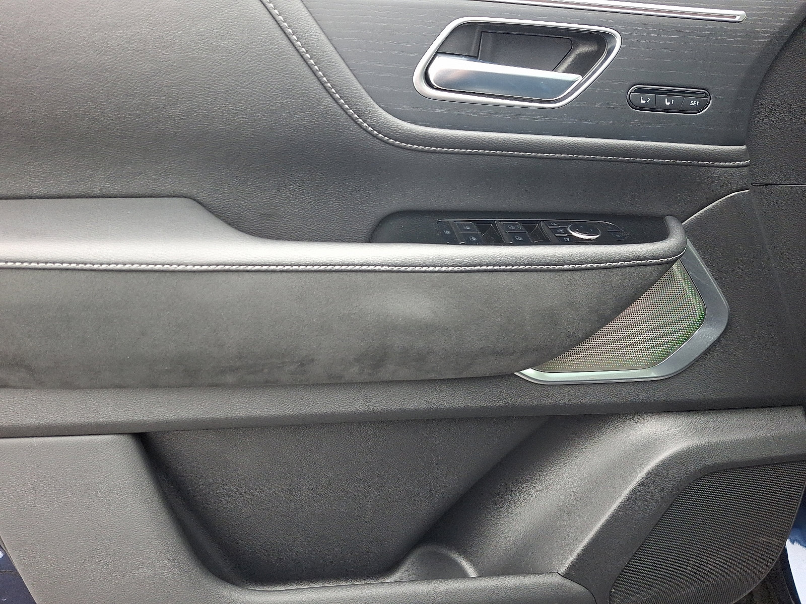 Certified 2025 INFINITI QX80 Sensory image 12