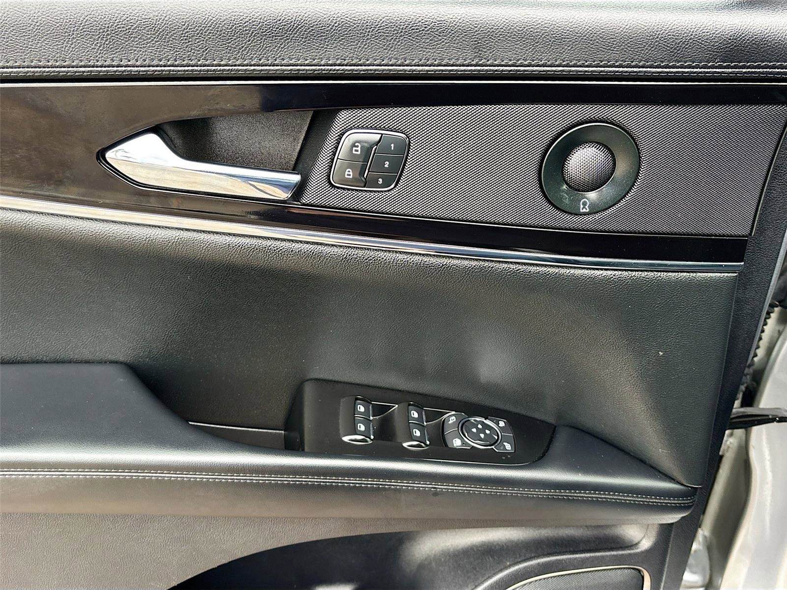 Used 2022 Lincoln Nautilus Reserve w/ Luxury Package image 18