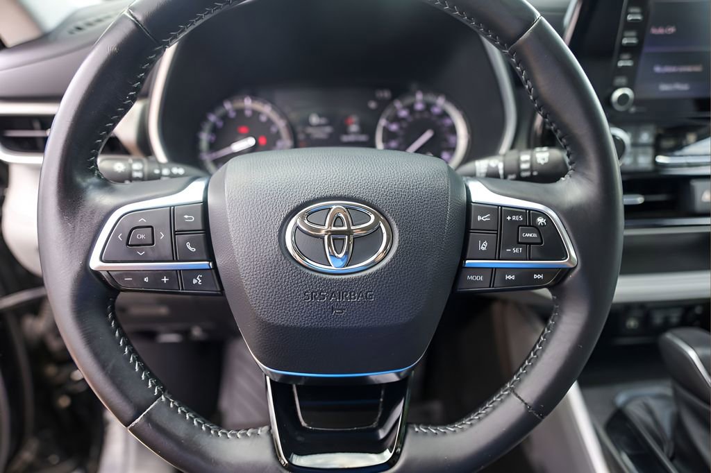 Used 2020 Toyota Highlander XLE AWD/4WD image 12