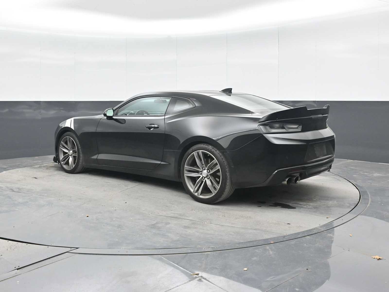 Used 2018 Chevrolet Camaro SS RWD image 2