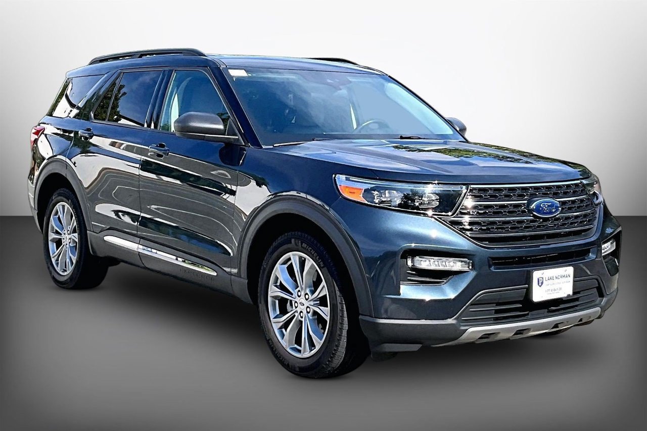 Used 2023 Ford Explorer XLT w/ Equipment Group 202A AWD/4WD image 2