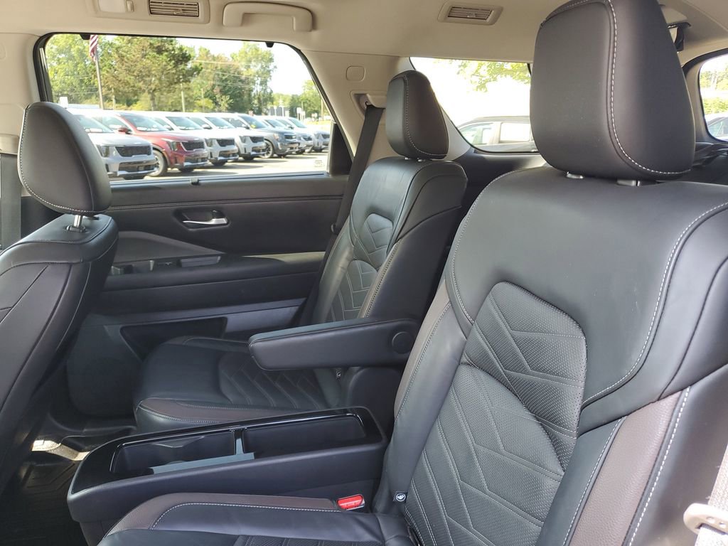 Used 2022 Nissan Pathfinder Platinum image 31