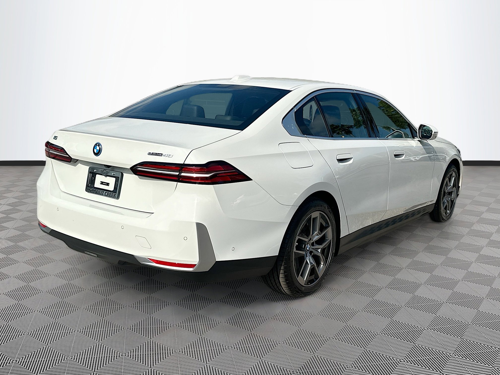 Used 2025 BMW i5 eDrive40i w/ Premium Package image 7