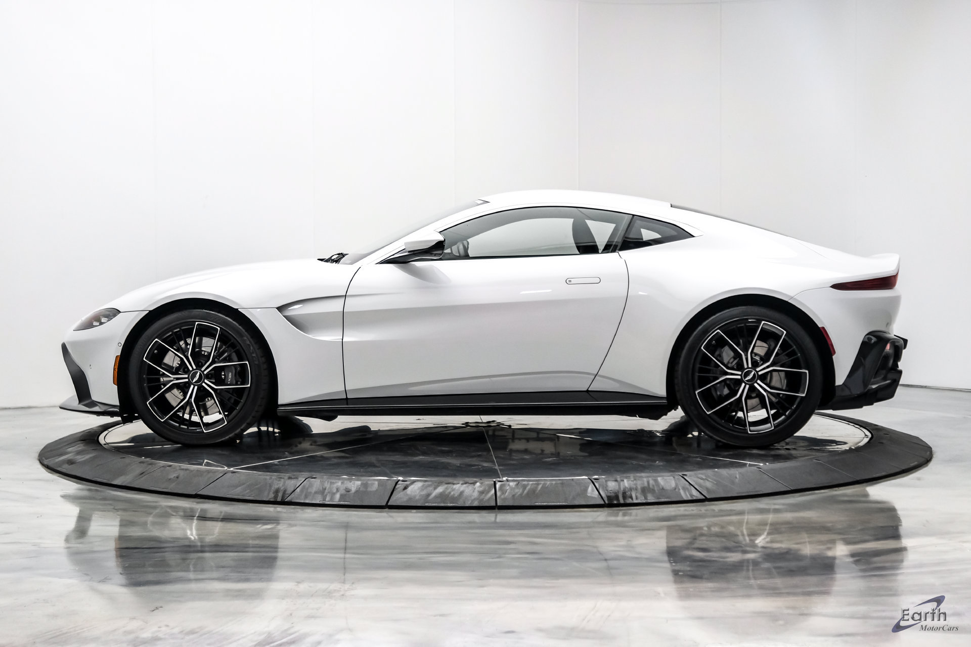 Used 2022 Aston Martin V8 Vantage Coupe RWD image 8