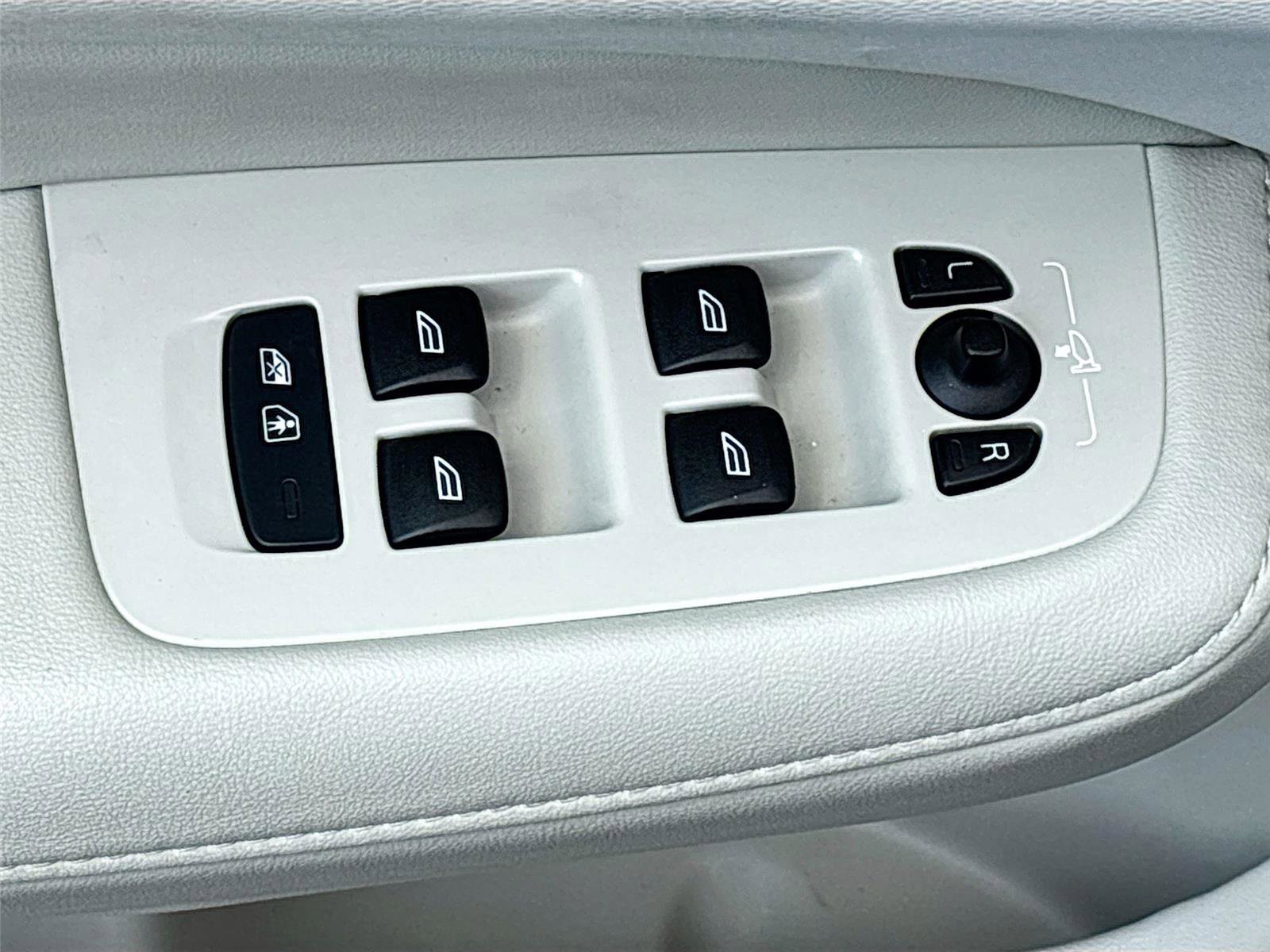 Used 2025 Volvo V60 B5 Cross Country Plus image 18