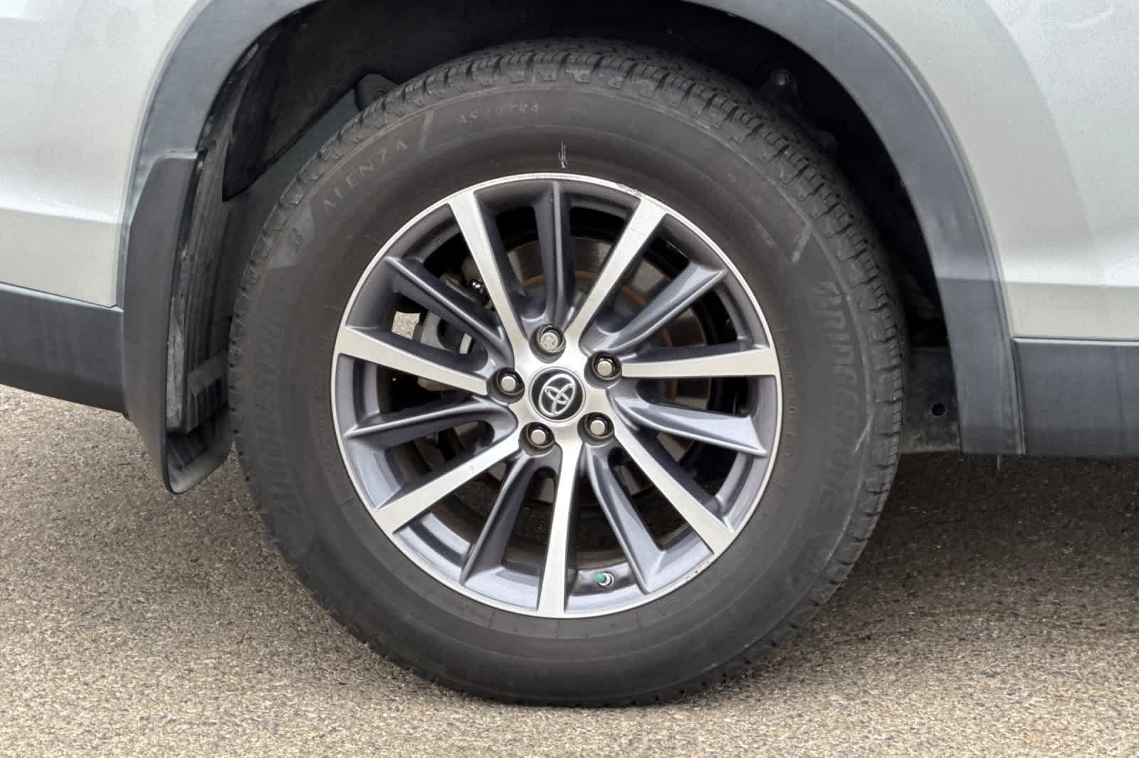 Used 2019 Toyota Highlander XLE AWD/4WD image 20