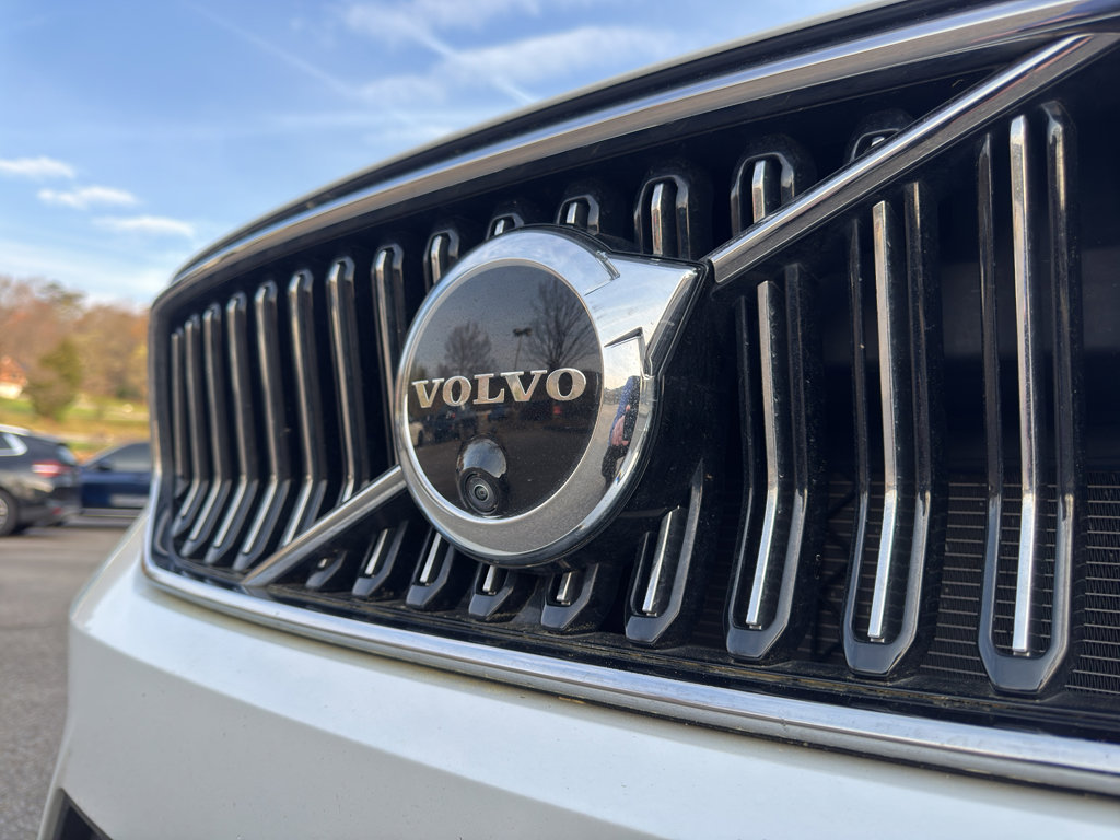 Used 2025 Volvo XC40 B5 Plus image 2